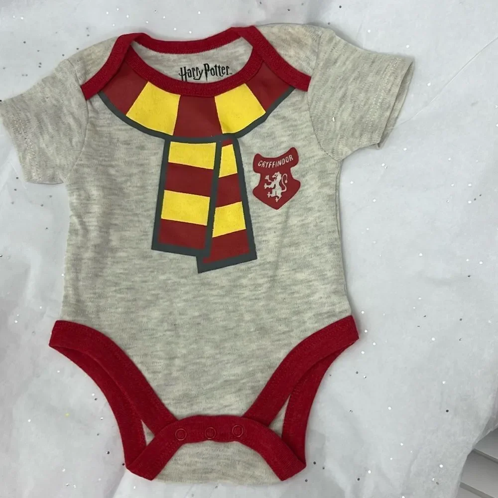 Harry Potter Gray and red Gryffindor infant onesie NWOT 0-3 m